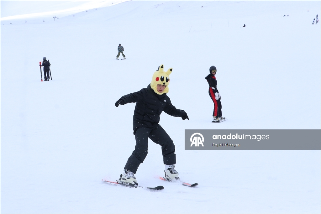 В последний день праздника Рамазан горнолыжные трассы в Эрджиесе заполнили любители зимних видов спорта