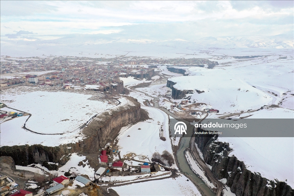 Baharda karla kaplanan Murat Kanyonu dronla görüntülendi