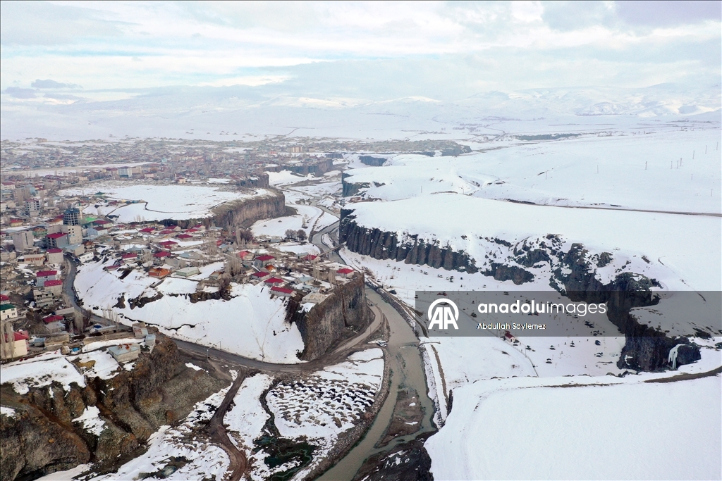 Baharda karla kaplanan Murat Kanyonu dronla görüntülendi