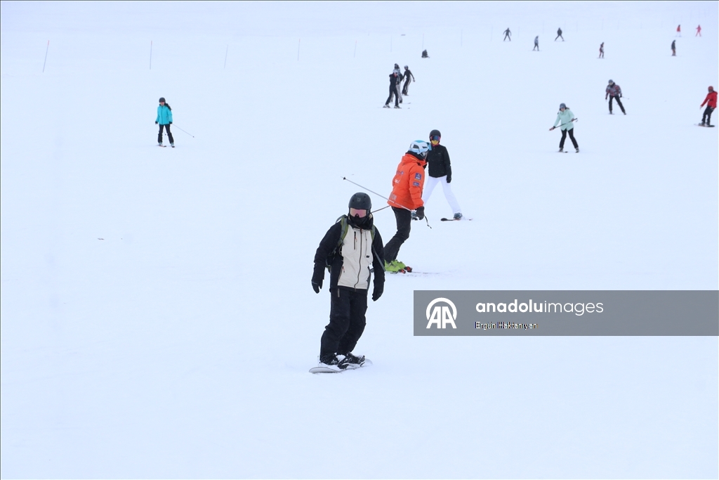 В последний день праздника Рамазан горнолыжные трассы в Эрджиесе заполнили любители зимних видов спорта