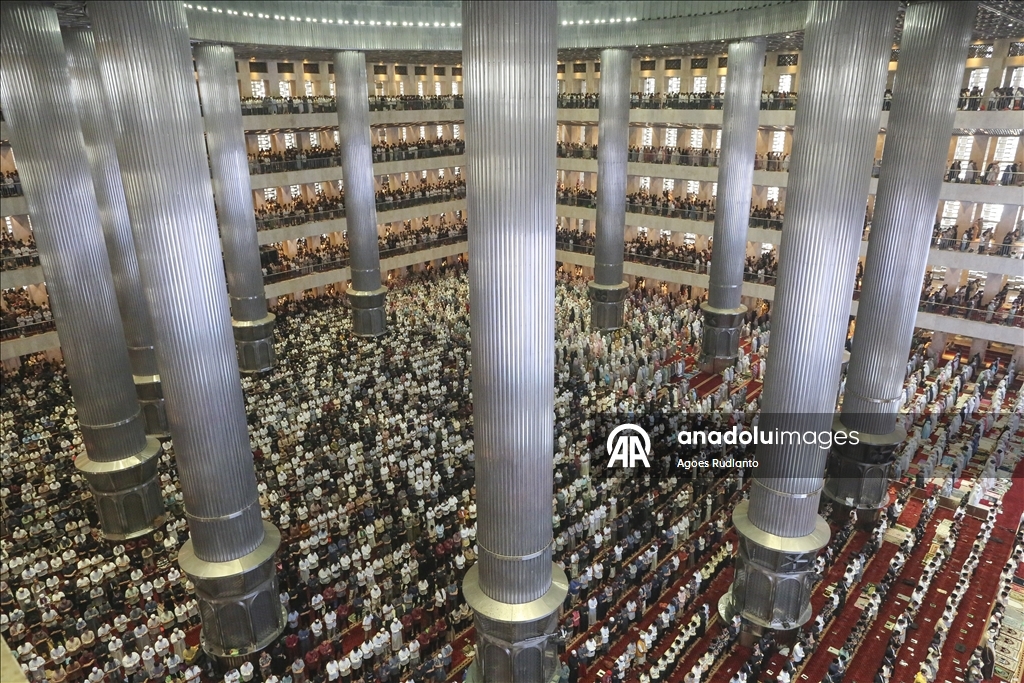 В Индонезии совершили праздничную молитву