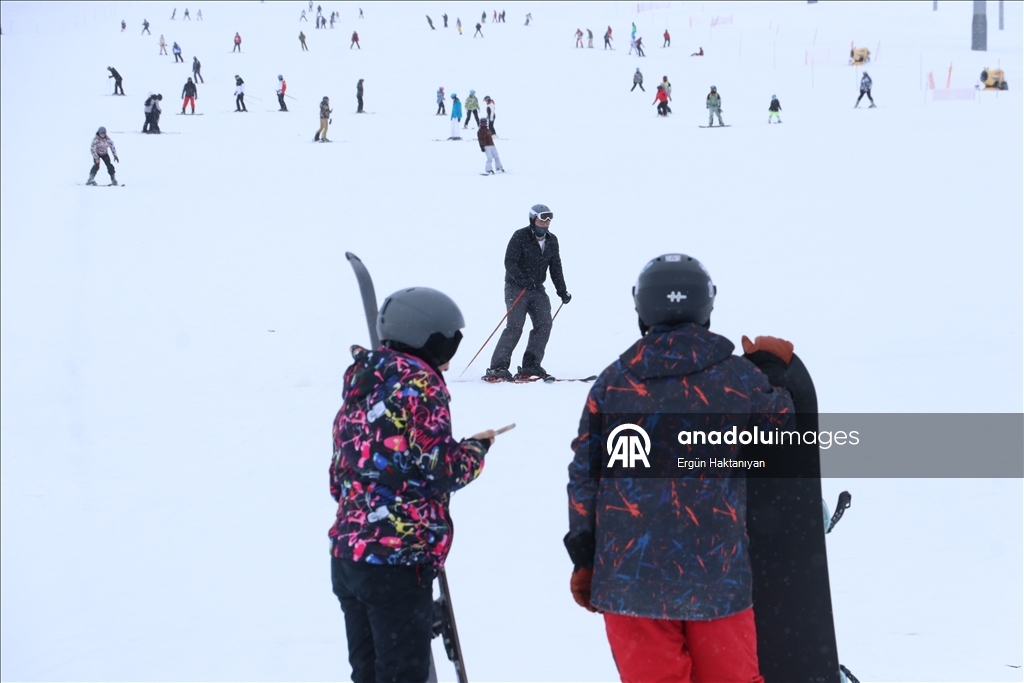 В последний день праздника Рамазан горнолыжные трассы в Эрджиесе заполнили любители зимних видов спорта