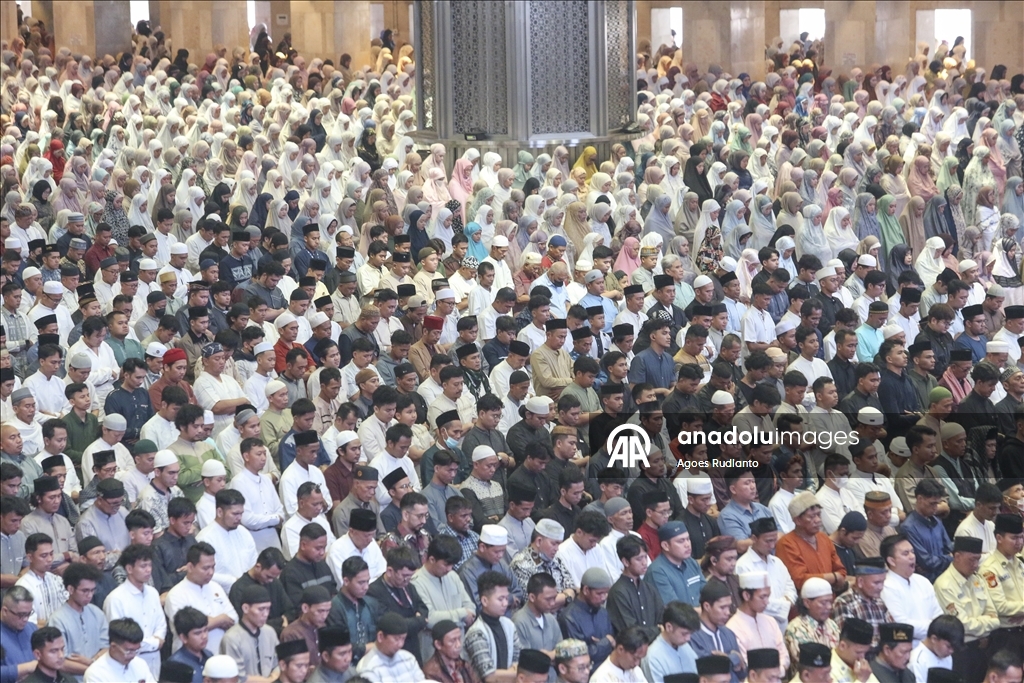 В Индонезии совершили праздничную молитву