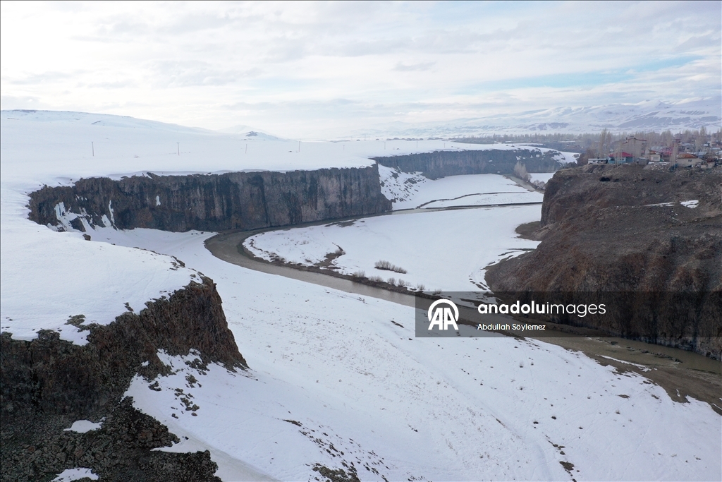Baharda karla kaplanan Murat Kanyonu dronla görüntülendi