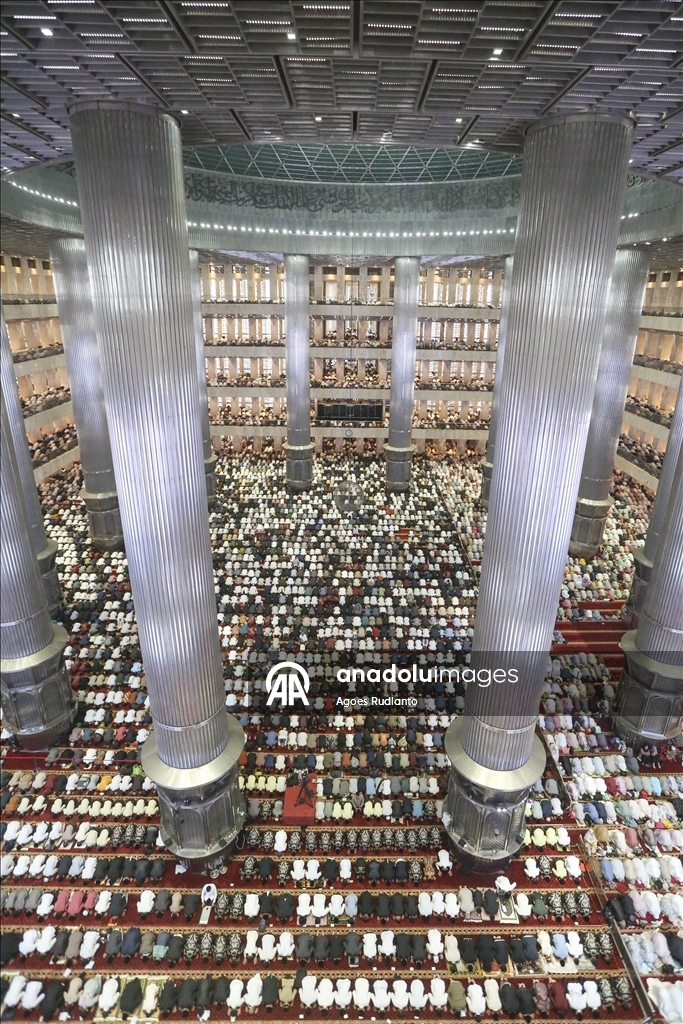 В Индонезии совершили праздничную молитву