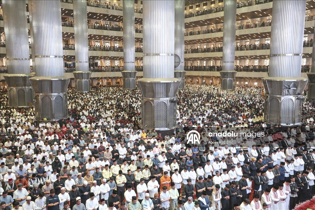 В Индонезии совершили праздничную молитву