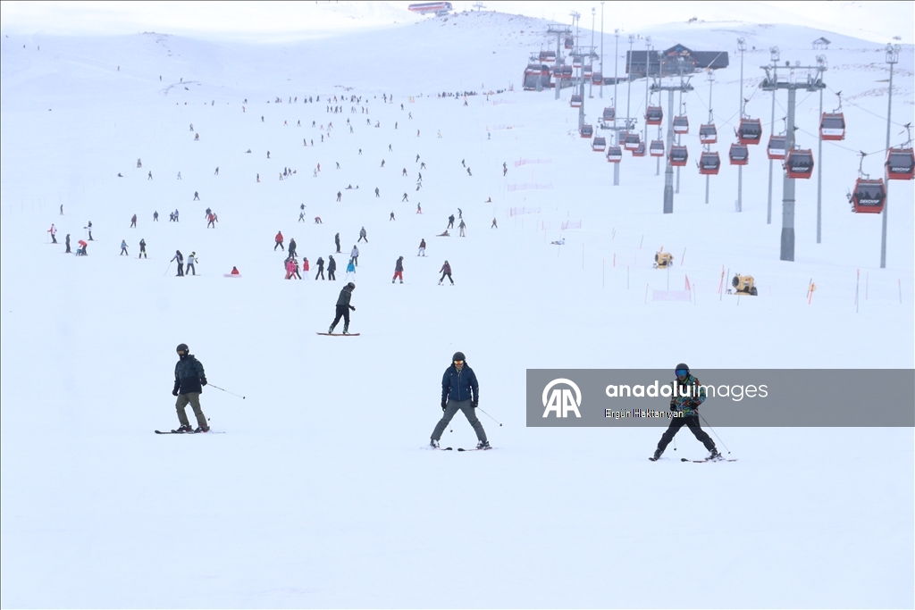 В последний день праздника Рамазан горнолыжные трассы в Эрджиесе заполнили любители зимних видов спорта