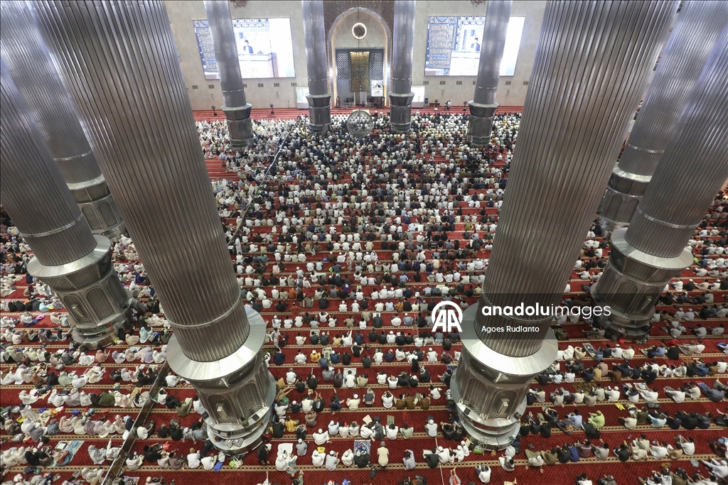 В Индонезии совершили праздничную молитву