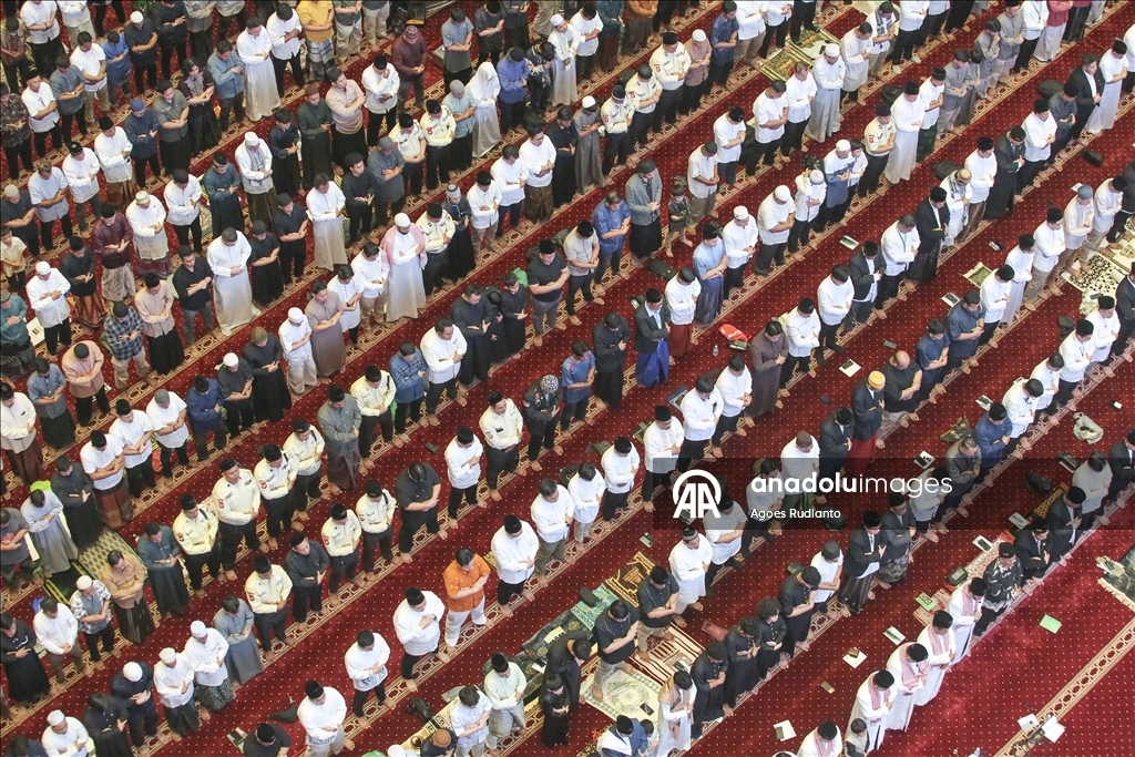 В Индонезии совершили праздничную молитву