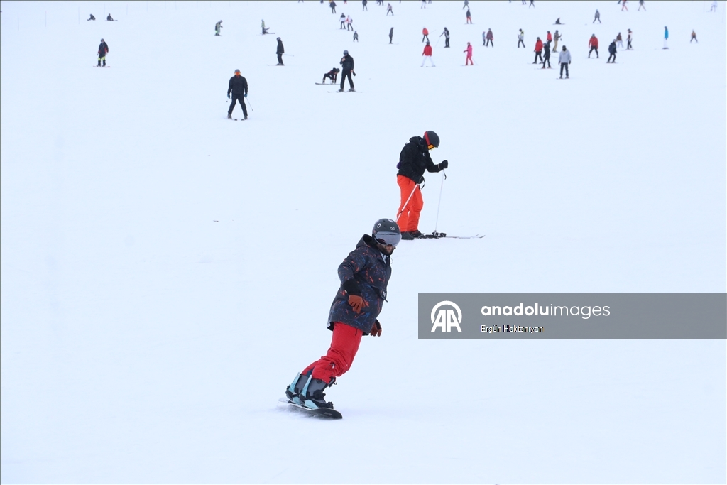 В последний день праздника Рамазан горнолыжные трассы в Эрджиесе заполнили любители зимних видов спорта