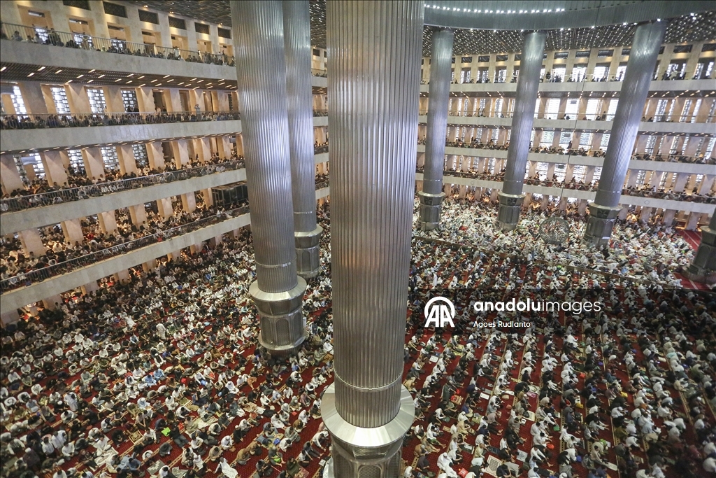 В Индонезии совершили праздничную молитву