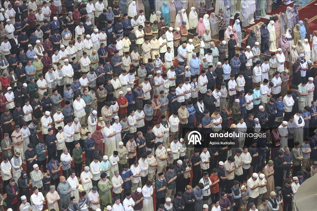 В Индонезии совершили праздничную молитву