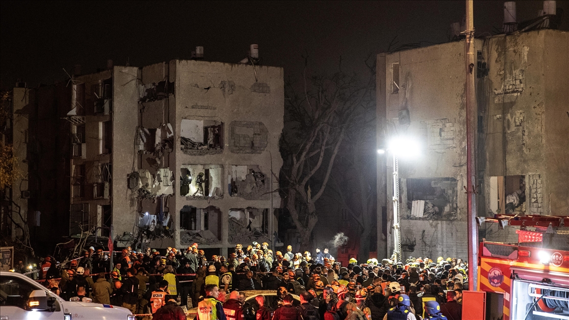 İran'ın İsrail'in Arad kentine düzenlediği füze saldırısında 7'si ağır 64 kişi yaralandı