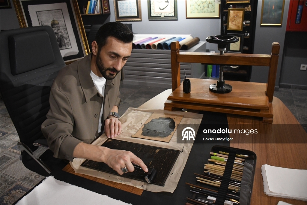 على أوراق يصنعها بيده.. فنان تركي ينقش "الأقصى" في الذاكرة