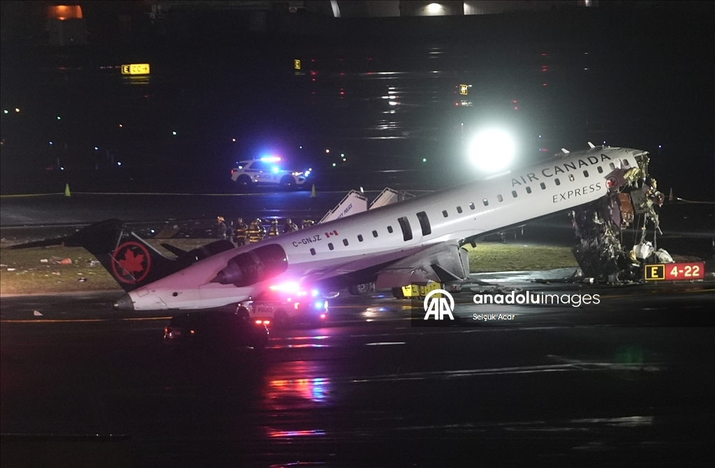 В Нью-Йорке (США) самолет во время посадки в аэропорту столкнулся с пожарной машиной 