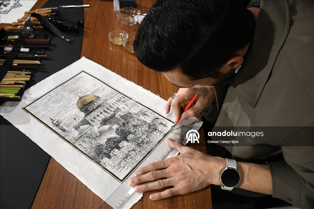 على أوراق يصنعها بيده.. فنان تركي ينقش "الأقصى" في الذاكرة