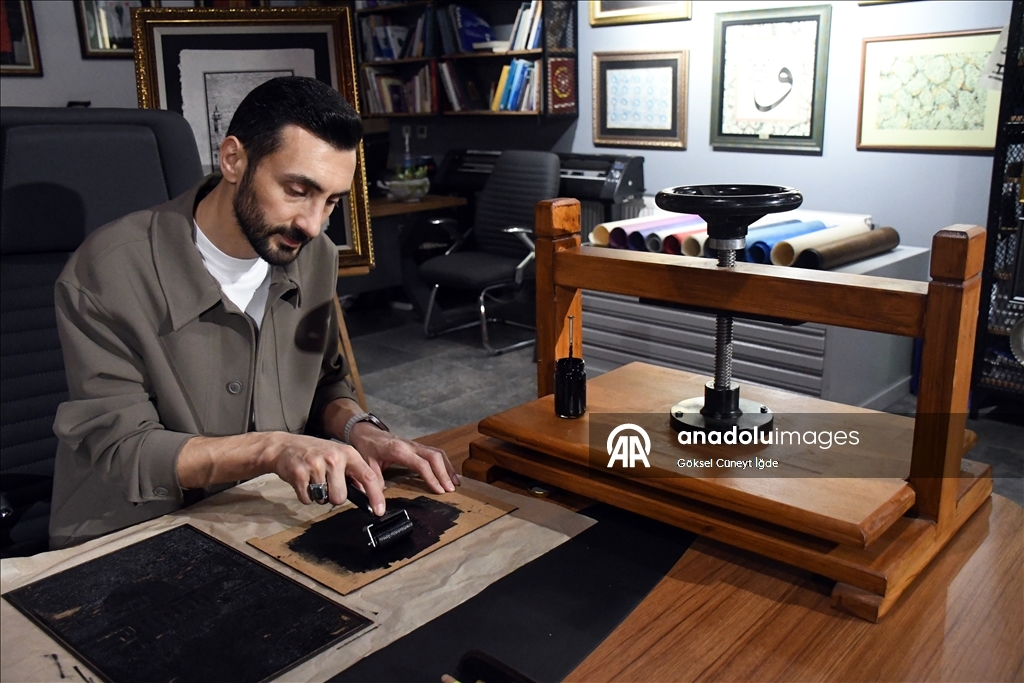 على أوراق يصنعها بيده.. فنان تركي ينقش "الأقصى" في الذاكرة