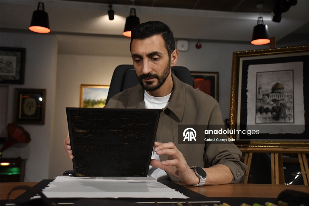 على أوراق يصنعها بيده.. فنان تركي ينقش "الأقصى" في الذاكرة