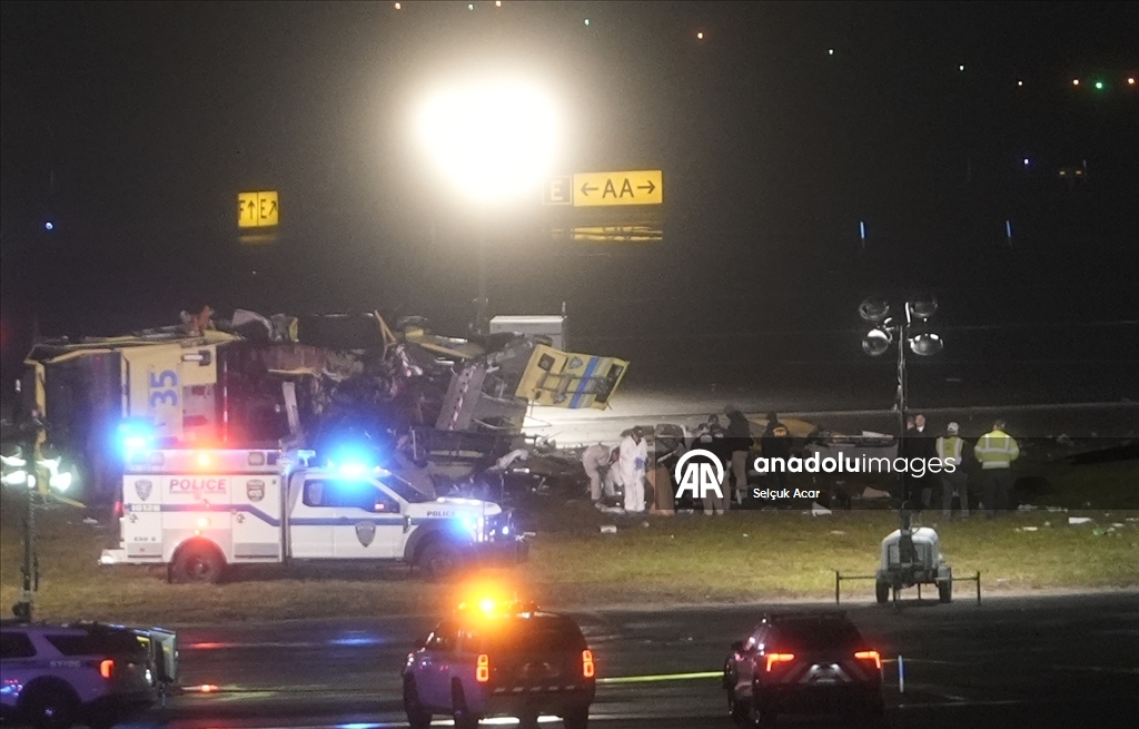 В Нью-Йорке (США) самолет во время посадки в аэропорту столкнулся с пожарной машиной 