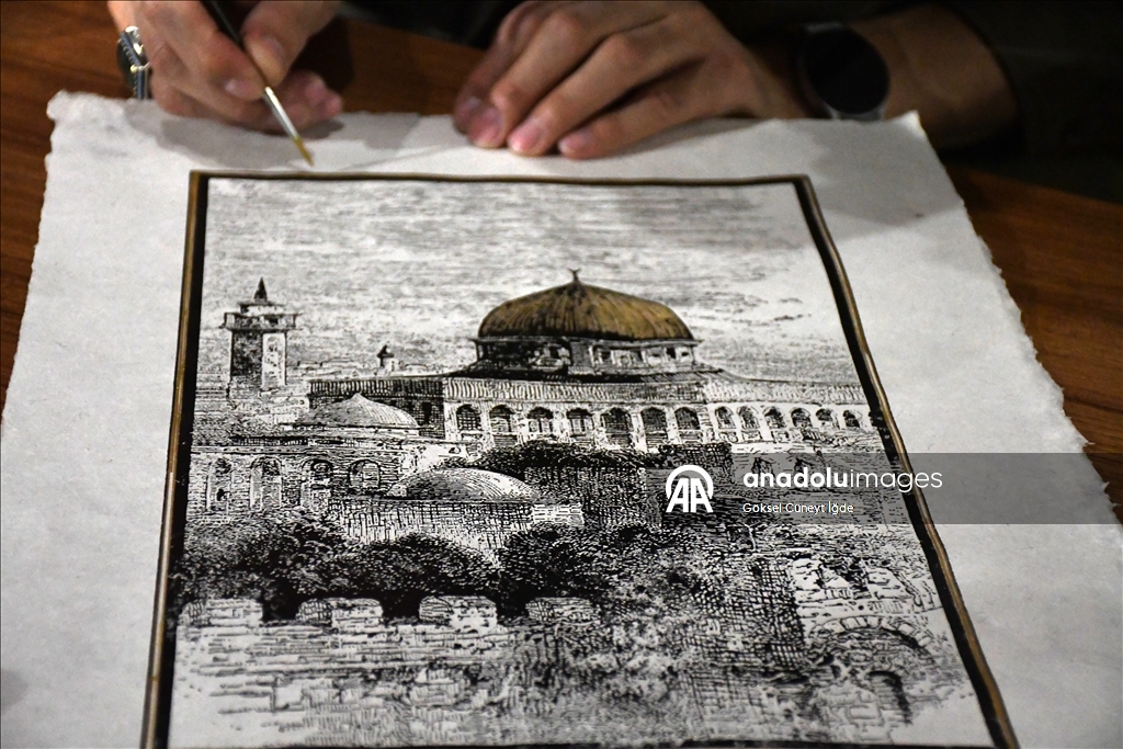 على أوراق يصنعها بيده.. فنان تركي ينقش "الأقصى" في الذاكرة