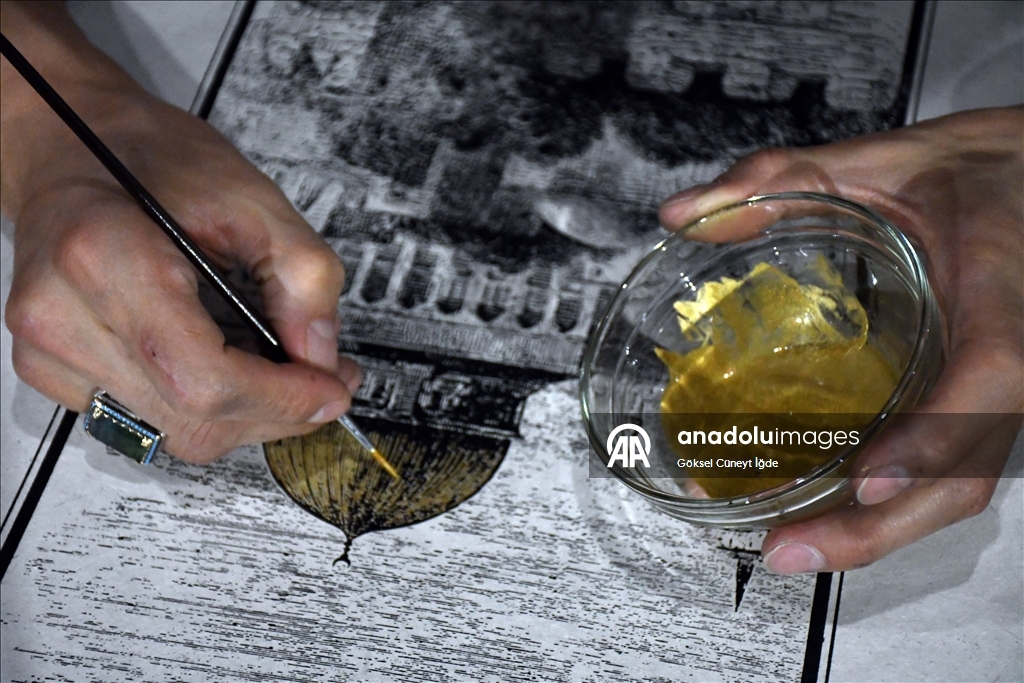 على أوراق يصنعها بيده.. فنان تركي ينقش "الأقصى" في الذاكرة