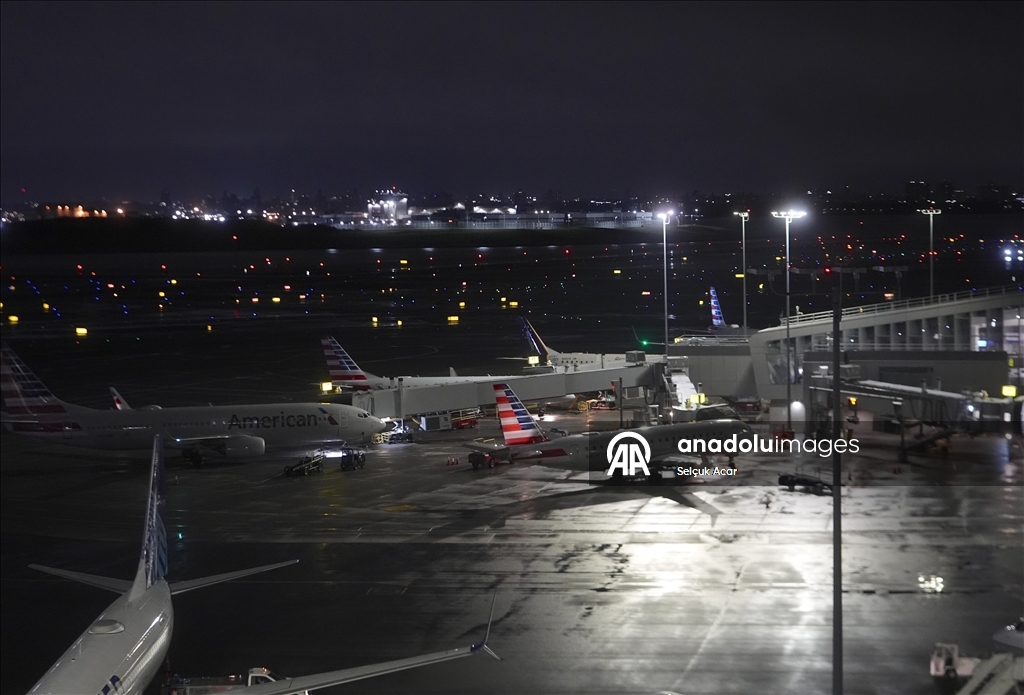 В Нью-Йорке (США) самолет во время посадки в аэропорту столкнулся с пожарной машиной 