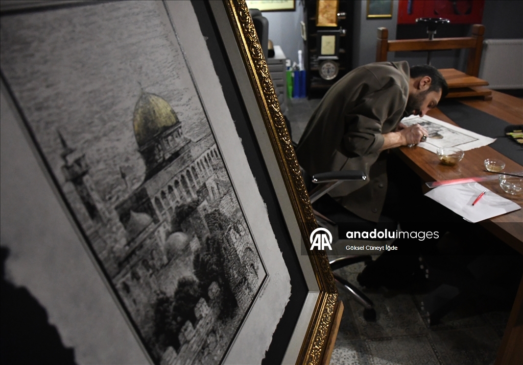 على أوراق يصنعها بيده.. فنان تركي ينقش "الأقصى" في الذاكرة