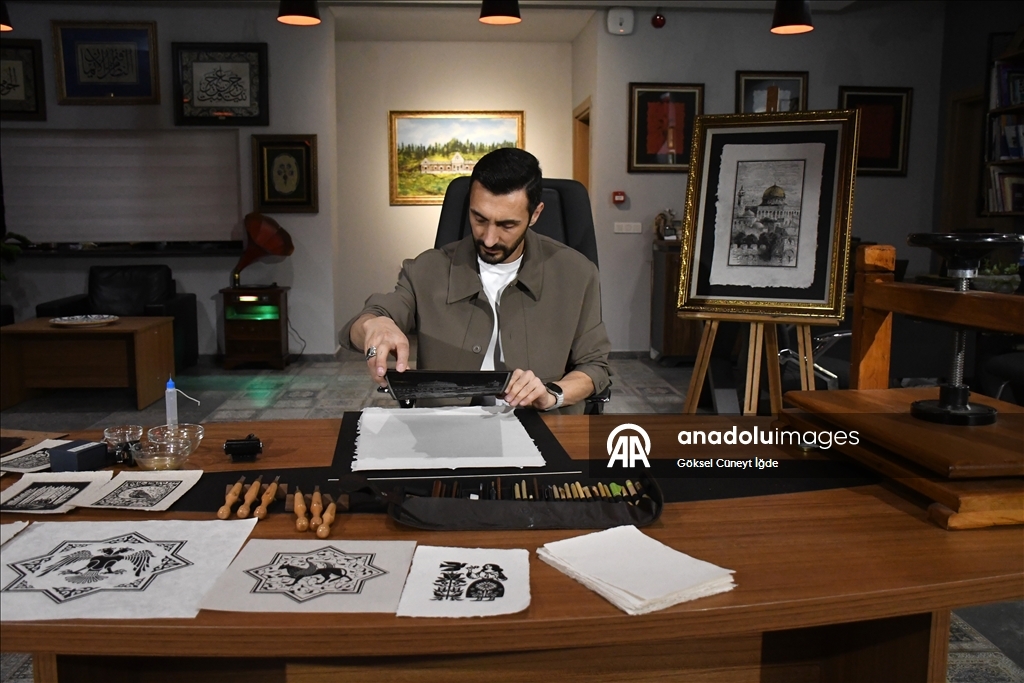 على أوراق يصنعها بيده.. فنان تركي ينقش "الأقصى" في الذاكرة