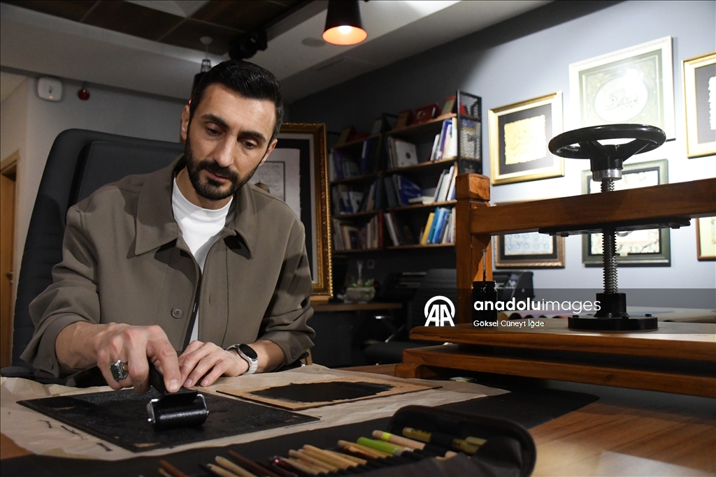 على أوراق يصنعها بيده.. فنان تركي ينقش "الأقصى" في الذاكرة