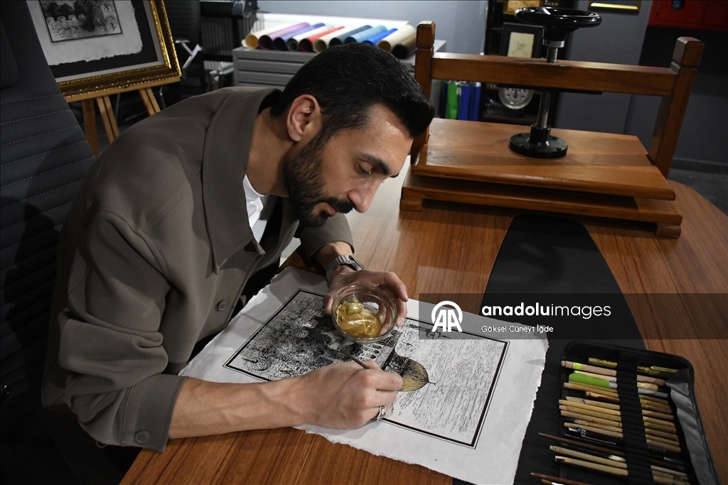 على أوراق يصنعها بيده.. فنان تركي ينقش "الأقصى" في الذاكرة