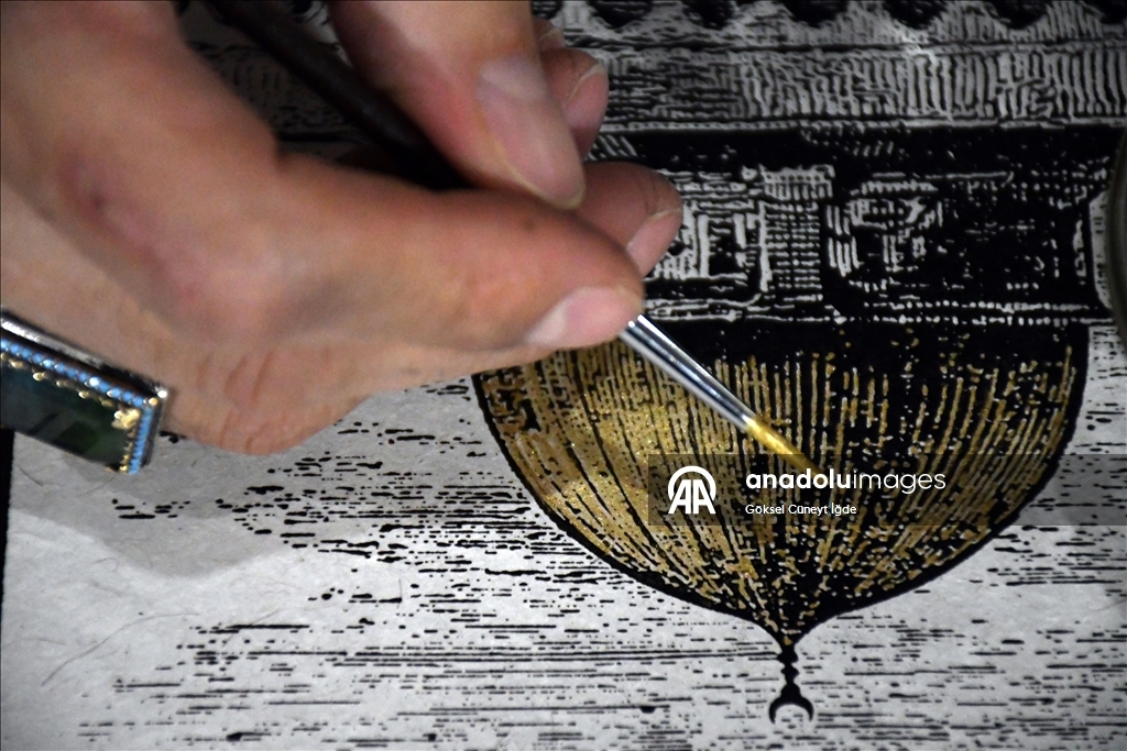 على أوراق يصنعها بيده.. فنان تركي ينقش "الأقصى" في الذاكرة