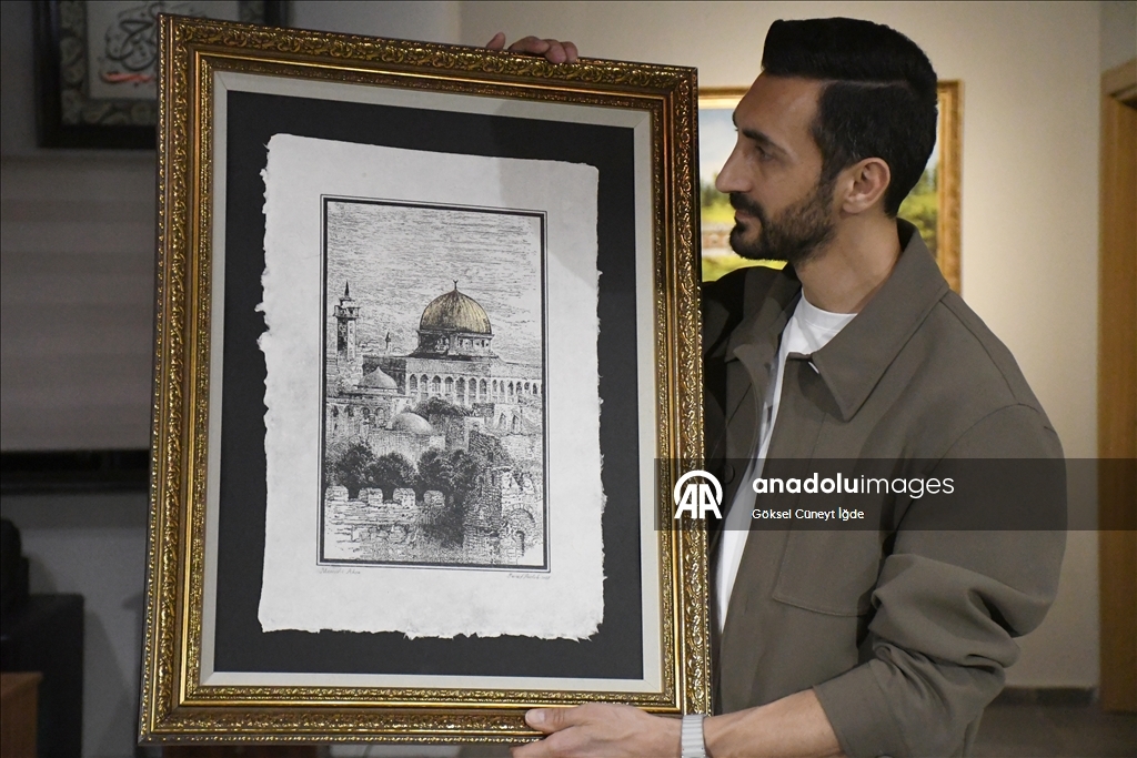 على أوراق يصنعها بيده.. فنان تركي ينقش "الأقصى" في الذاكرة