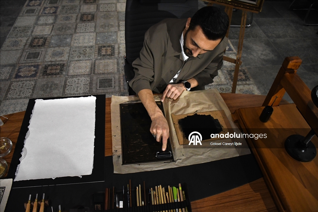 على أوراق يصنعها بيده.. فنان تركي ينقش "الأقصى" في الذاكرة