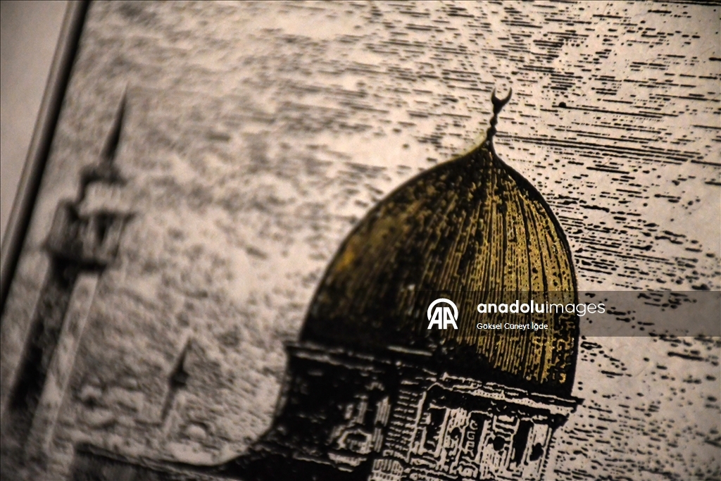 على أوراق يصنعها بيده.. فنان تركي ينقش "الأقصى" في الذاكرة