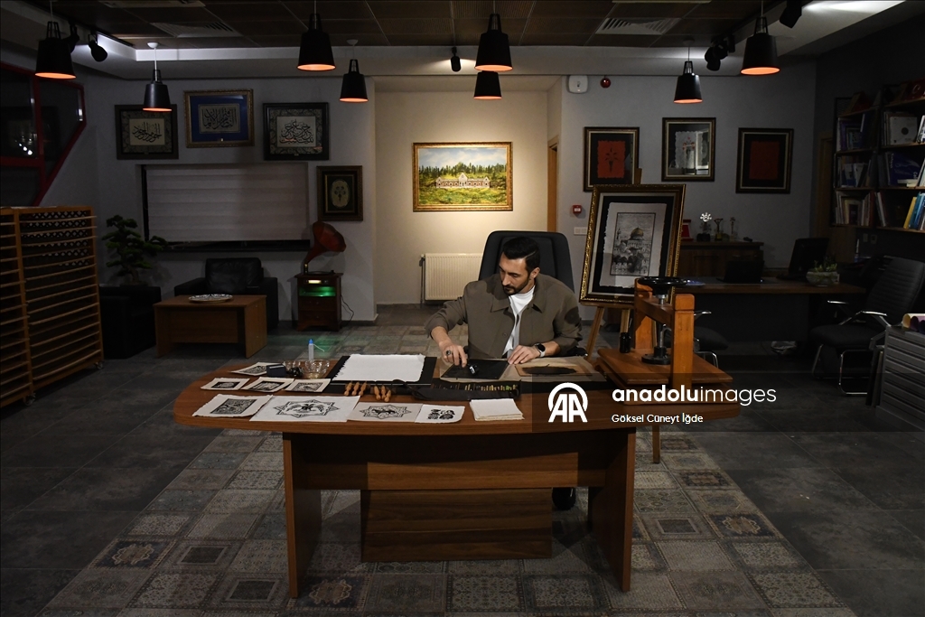 على أوراق يصنعها بيده.. فنان تركي ينقش "الأقصى" في الذاكرة