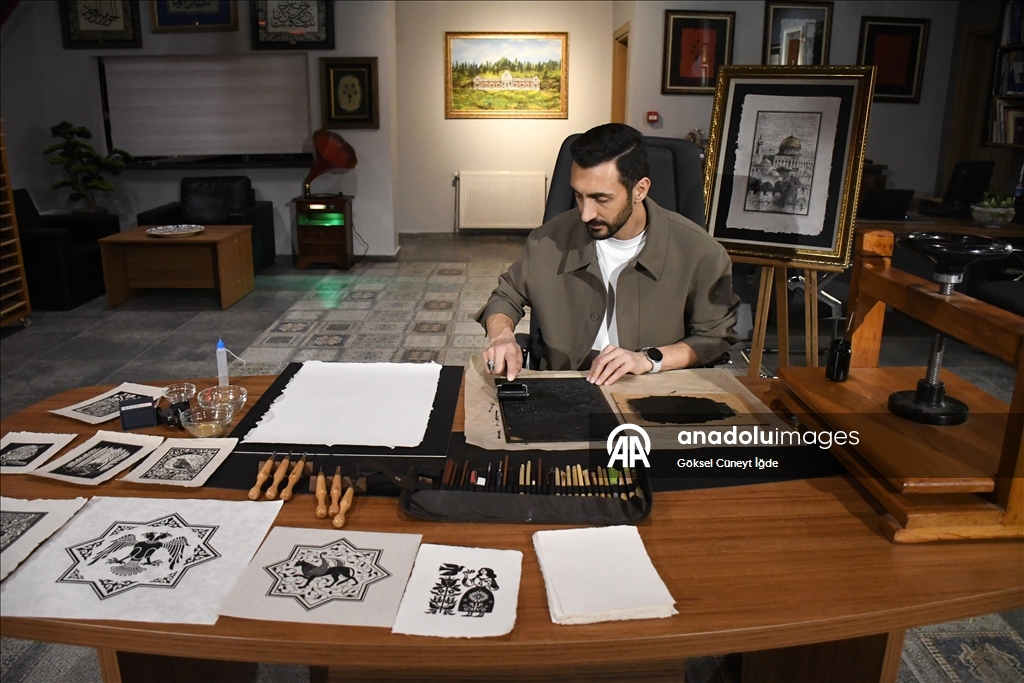 على أوراق يصنعها بيده.. فنان تركي ينقش "الأقصى" في الذاكرة