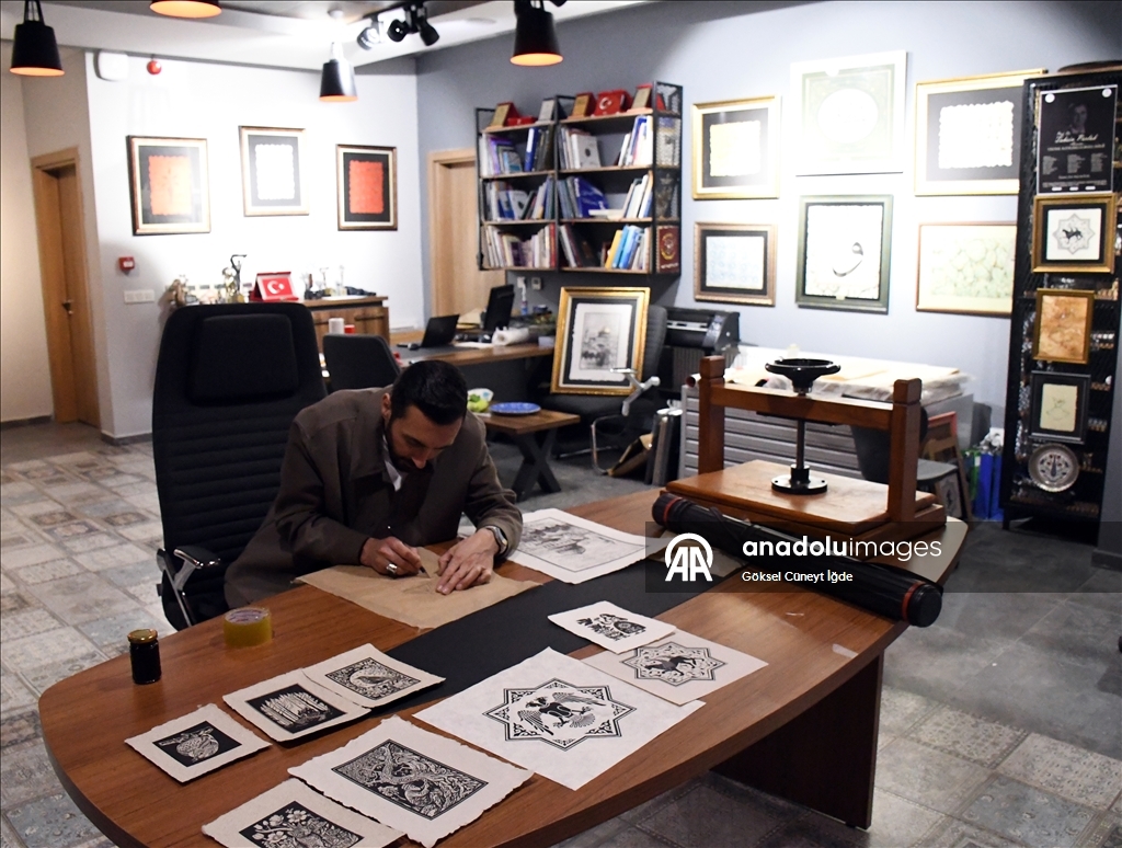 على أوراق يصنعها بيده.. فنان تركي ينقش "الأقصى" في الذاكرة