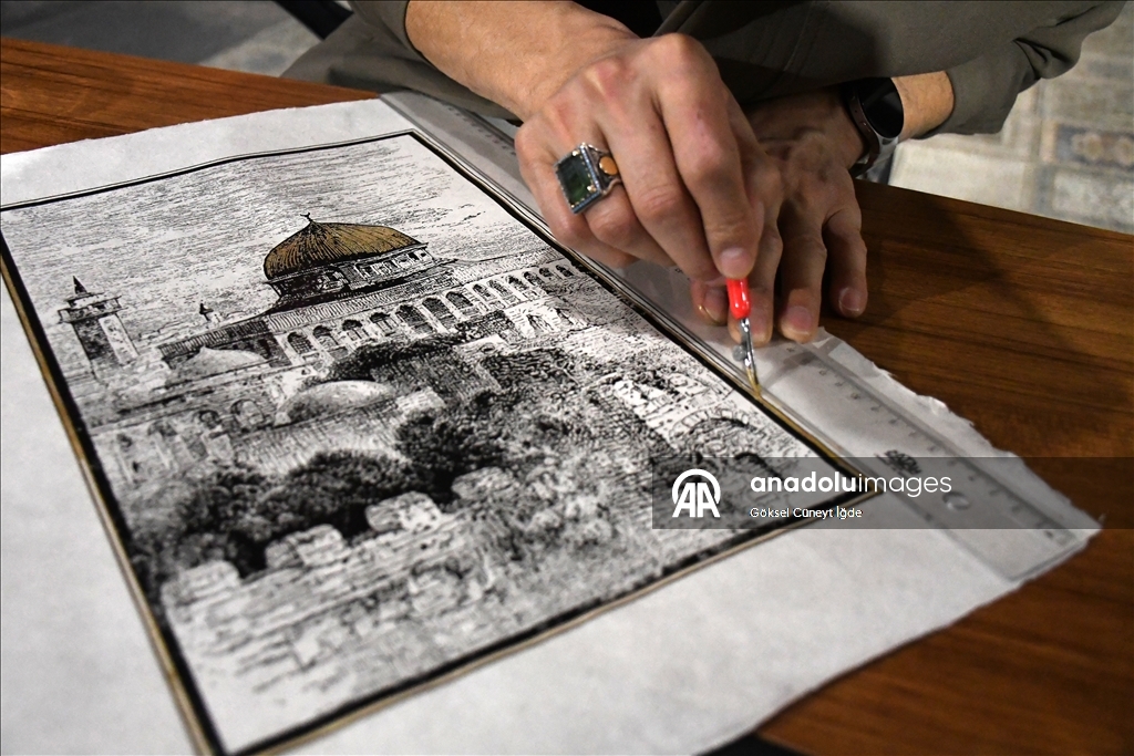 على أوراق يصنعها بيده.. فنان تركي ينقش "الأقصى" في الذاكرة