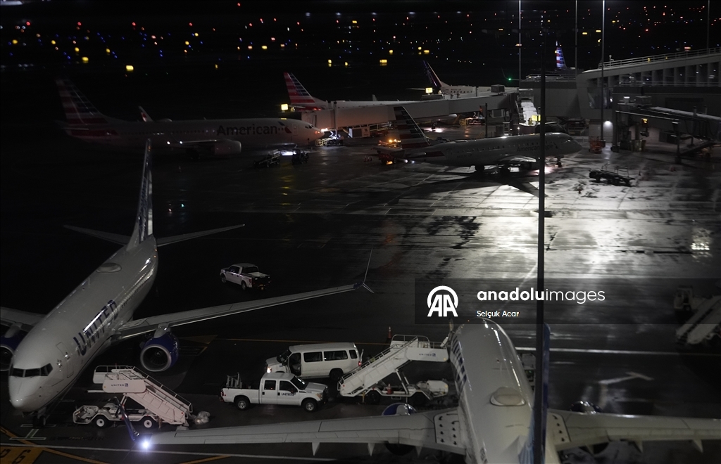 В Нью-Йорке (США) самолет во время посадки в аэропорту столкнулся с пожарной машиной da itfaiye aracına çarptı