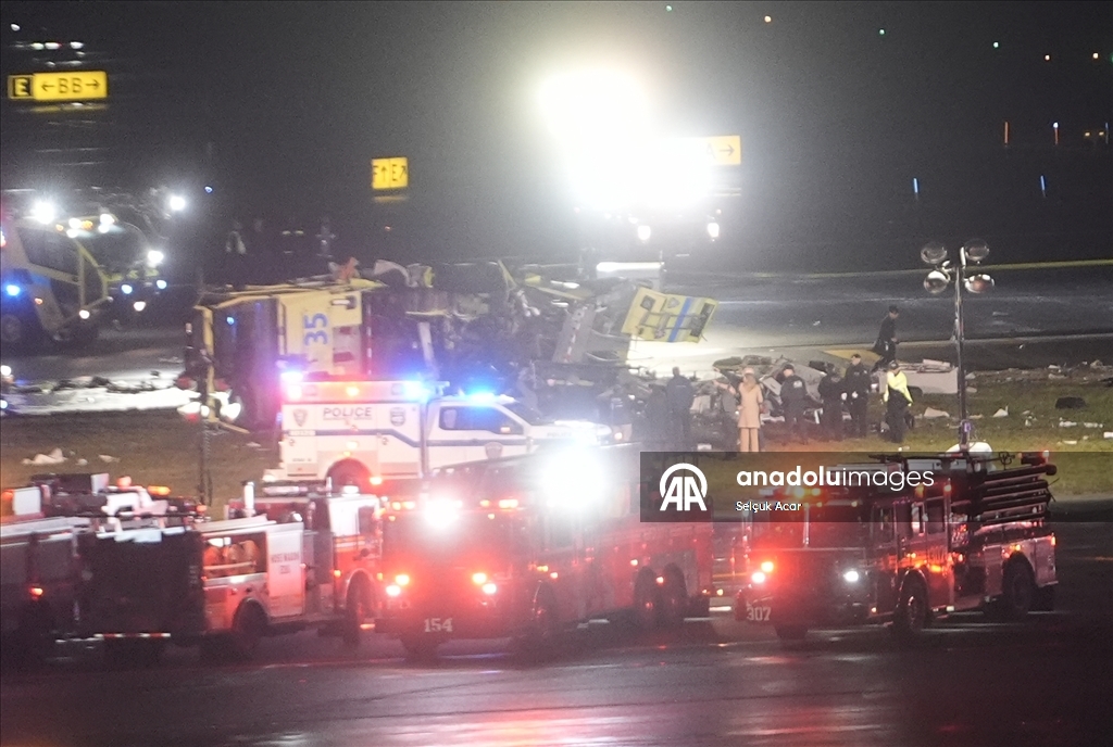 В Нью-Йорке (США) самолет во время посадки в аэропорту столкнулся с пожарной машиной 