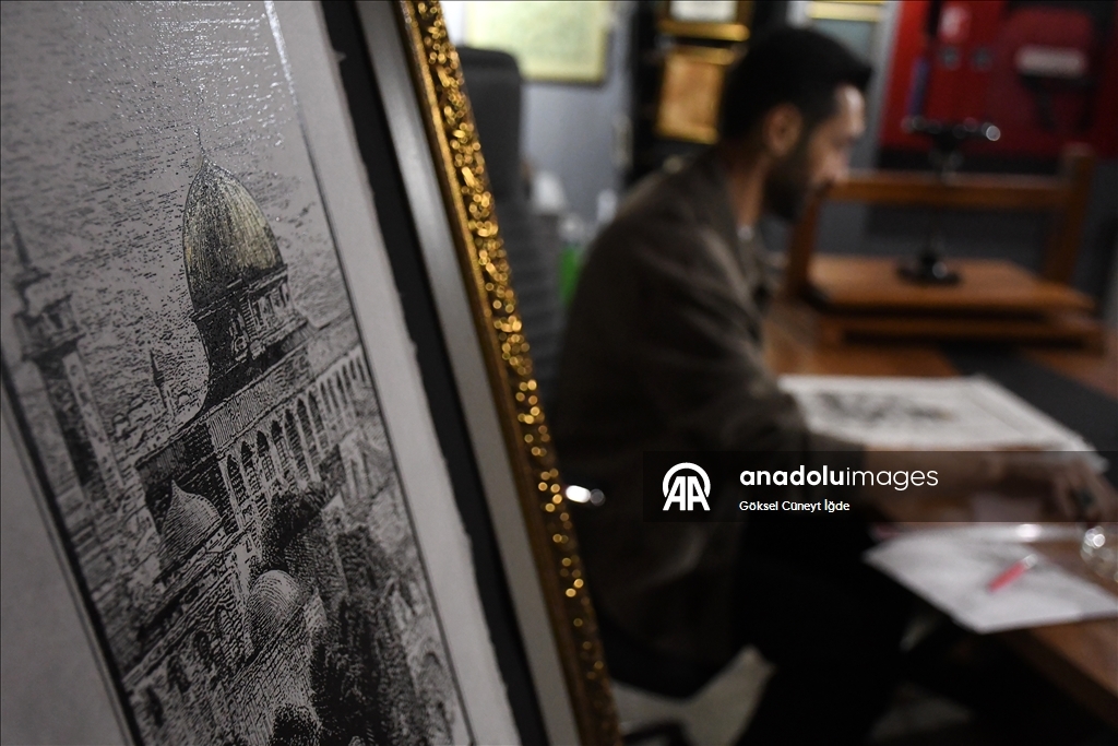 على أوراق يصنعها بيده.. فنان تركي ينقش "الأقصى" في الذاكرة