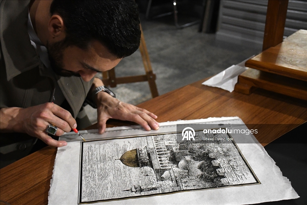 على أوراق يصنعها بيده.. فنان تركي ينقش "الأقصى" في الذاكرة