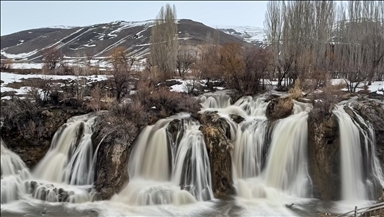 Muradiye Şelalesi yağışların etkisiyle daha coşkulu akmaya başladı