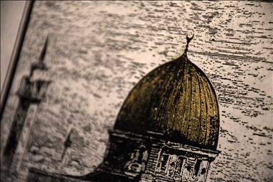 على أوراق يصنعها بيده.. فنان تركي ينقش "الأقصى" في الذاكرة