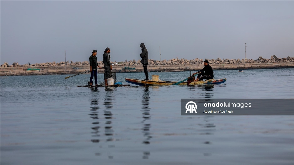 Gazze'de balıkçılar zor şartlar altında avlanmaya devam ediyor