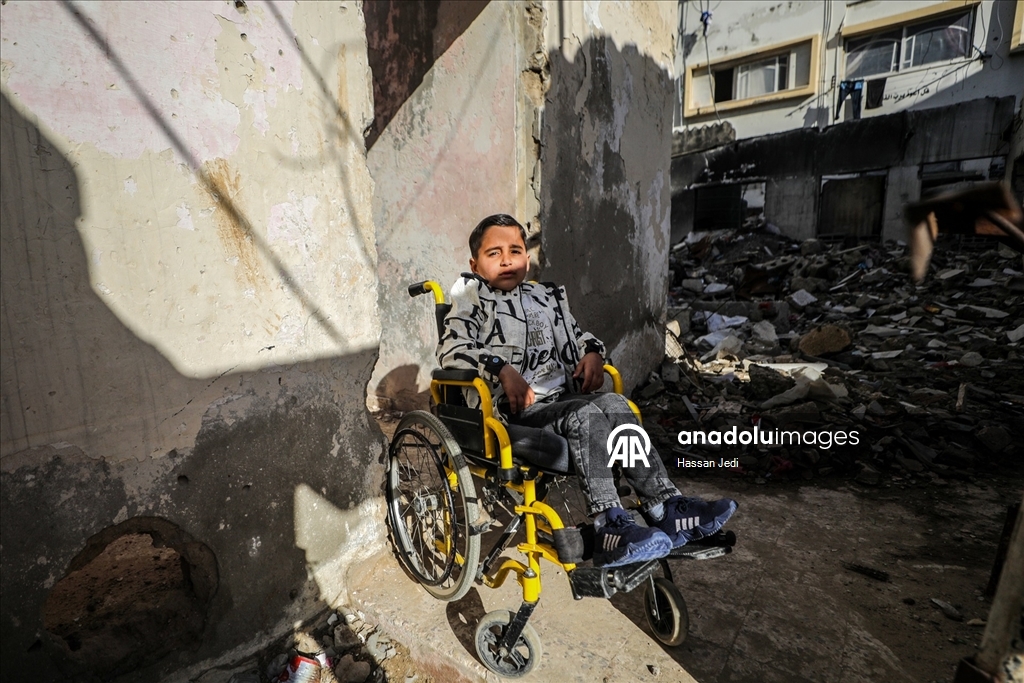 İsrail saldırıları sonucu yaralanan Filistinli çocuk, tekerlekli sandalyeye mahkum kaldı