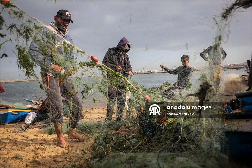 Gazze'de balıkçılar zor şartlar altında avlanmaya devam ediyor
