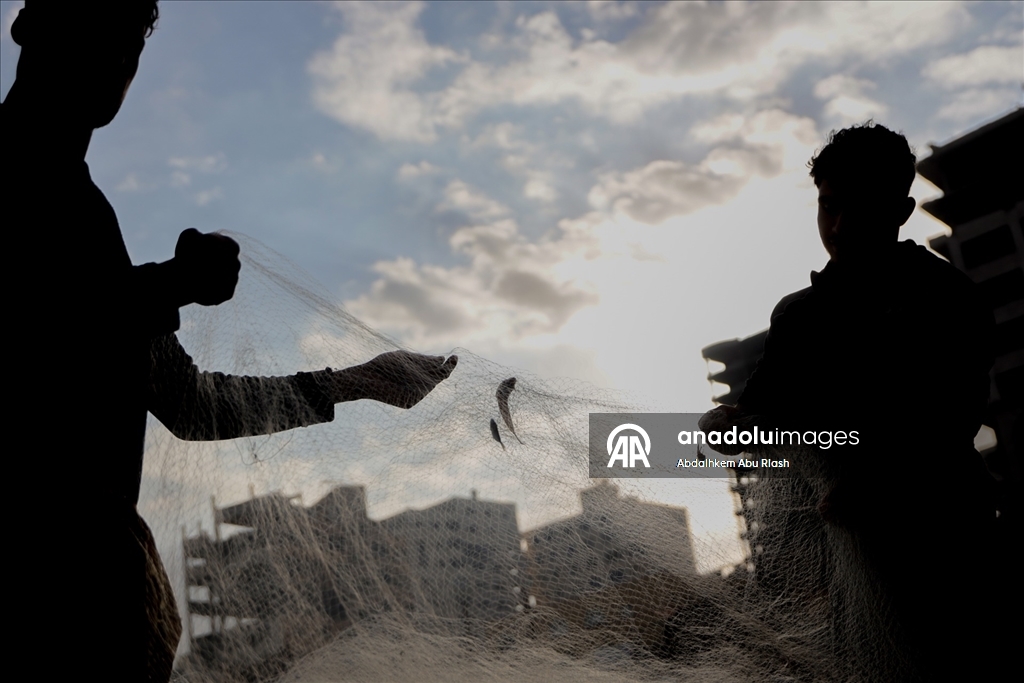 Gazze'de balıkçılar zor şartlar altında avlanmaya devam ediyor