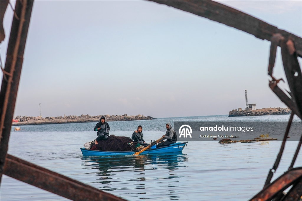 Gazze'de balıkçılar zor şartlar altında avlanmaya devam ediyor
