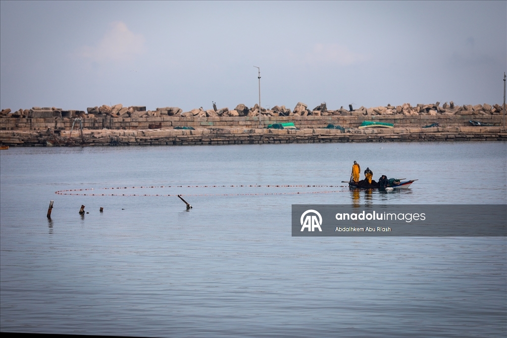 Gazze'de balıkçılar zor şartlar altında avlanmaya devam ediyor
